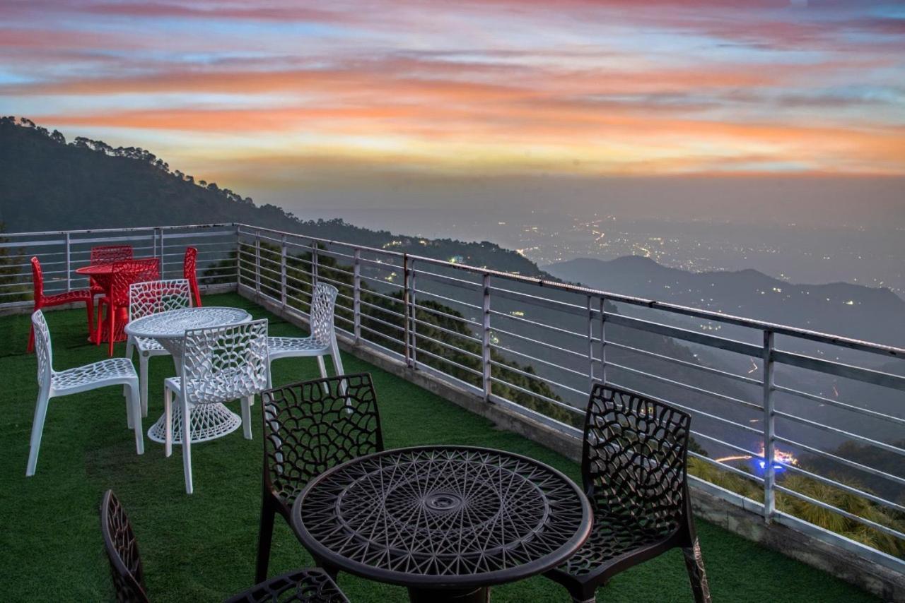 Panormic View By The North Edge Lejlighed Kasauli Eksteriør billede