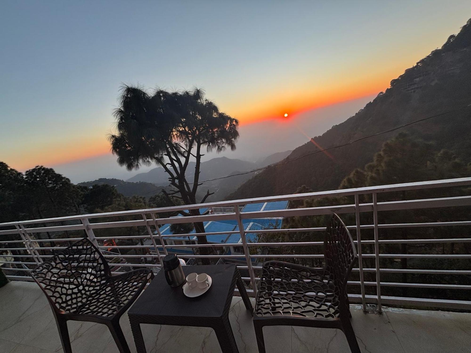 Panormic View By The North Edge Lejlighed Kasauli Eksteriør billede
