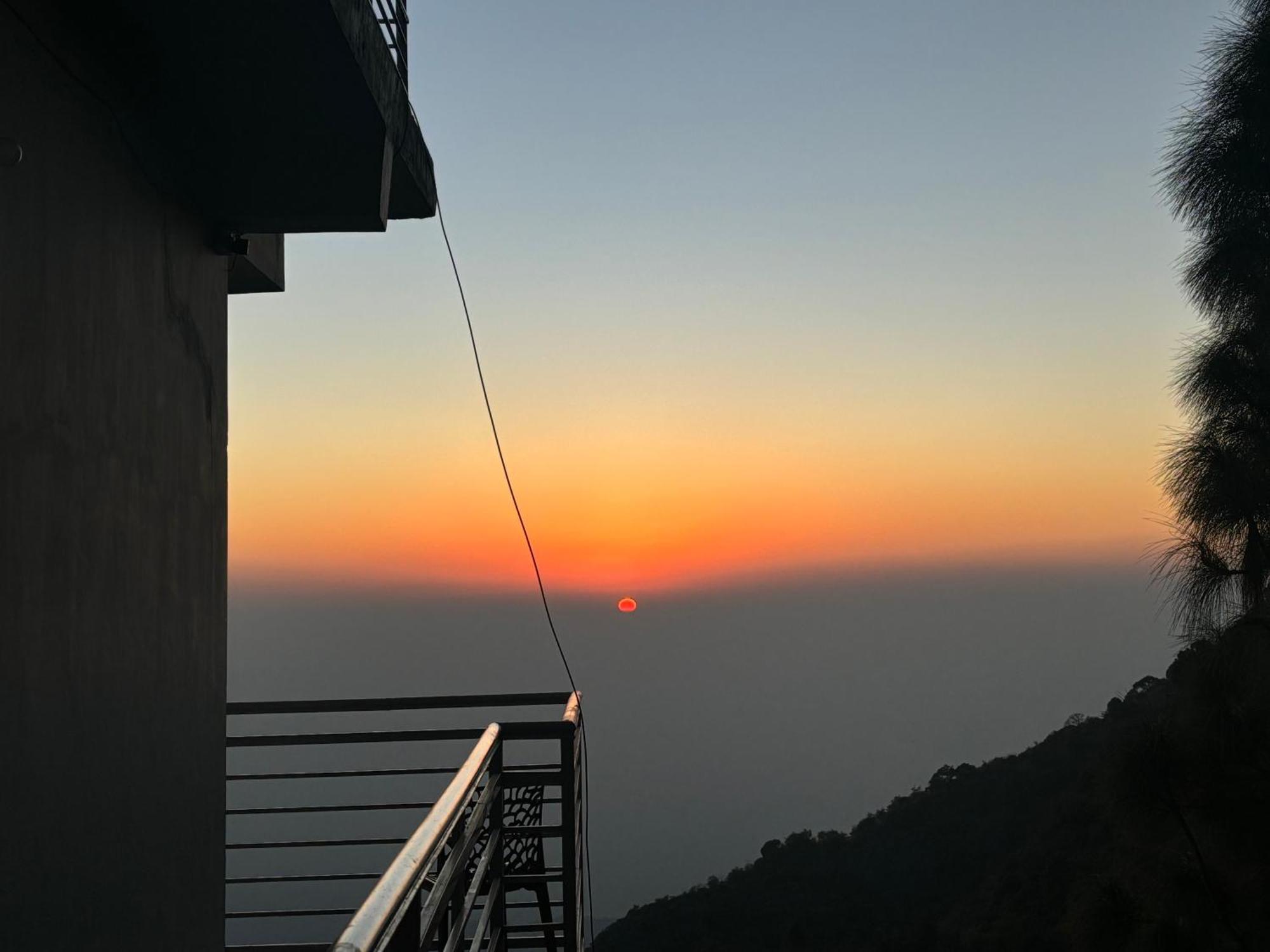 Panormic View By The North Edge Lejlighed Kasauli Eksteriør billede