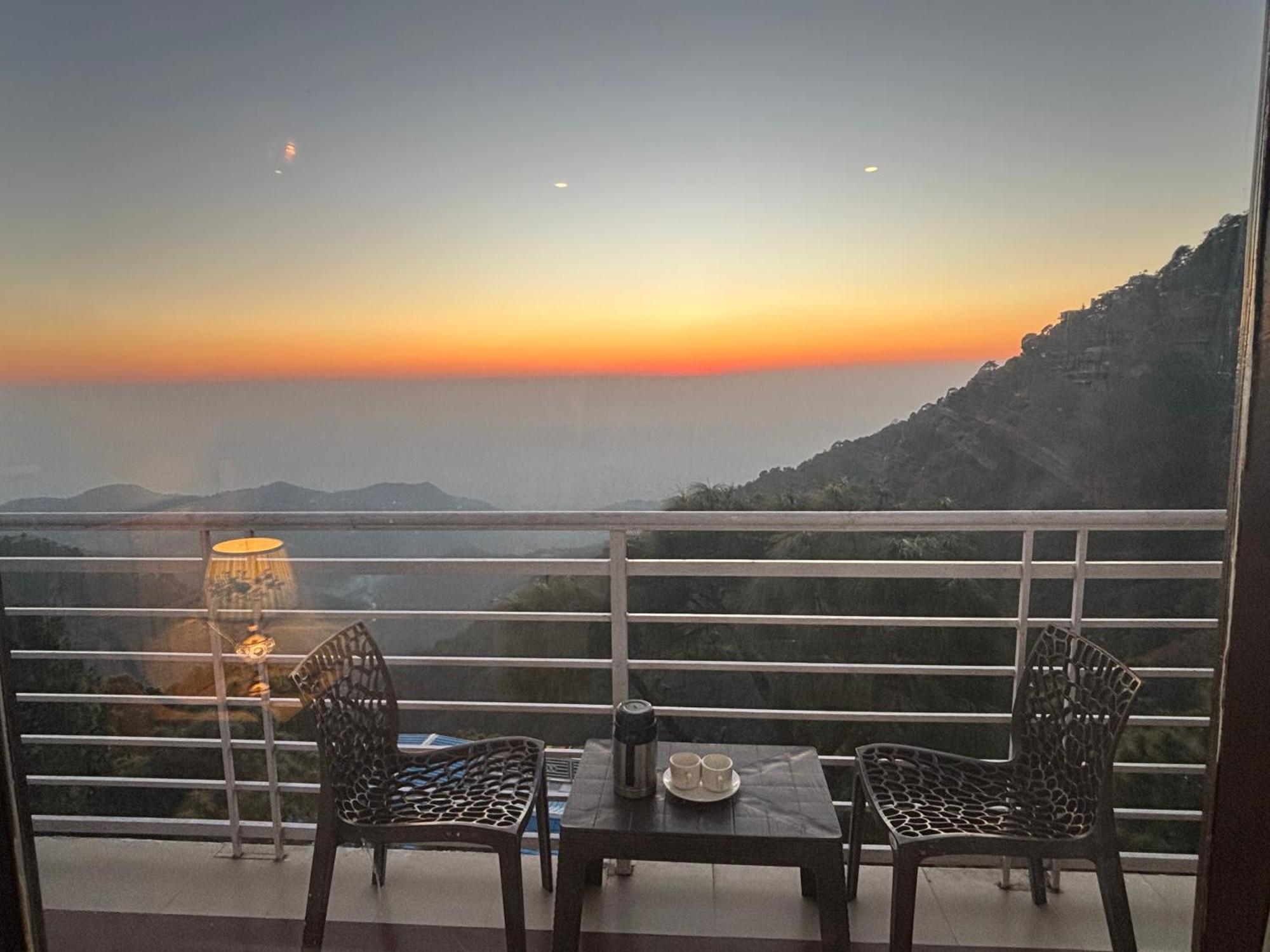 Panormic View By The North Edge Lejlighed Kasauli Eksteriør billede