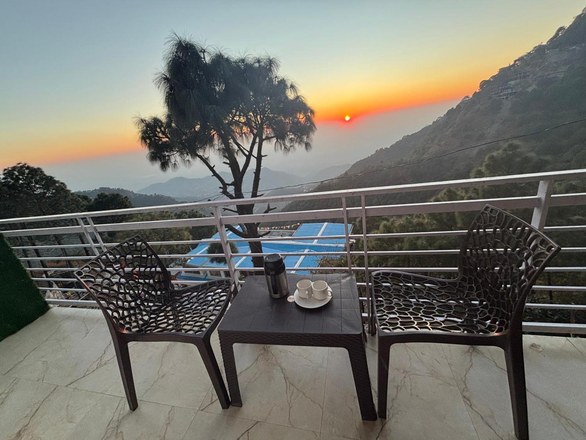 Panormic View By The North Edge Lejlighed Kasauli Eksteriør billede
